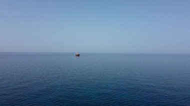 Terk edilmiş gemiyle Akdeniz 'in üzerinden uçmak. MV Demetrios II 'nin enkazı. Kıbrıs Rum Kesimi 'nin Chloraka kıyı kıyısı yakınında bir gemi.