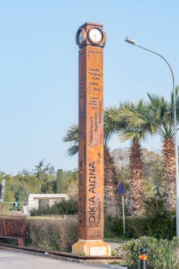 Paphos, Kıbrıs - 2 Nisan 2022: Kato Paphos 'taki arkeoloji parkının girişinde paslı saat kulesi.