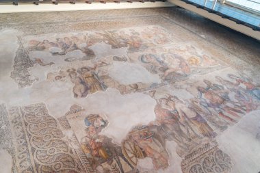 Paphos, Kıbrıs - 2 Nisan 2022: Aion Evi 'nin zemin mozaiği.