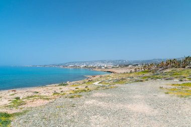 Akdeniz kıyısında güzel bir manzara var. Kıbrıs 'ta güneşli bir gün.