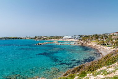 Kıbrıs 'ta Akdeniz' in panoramik manzarası körfezde. Laourou Sahili ile Manzara.