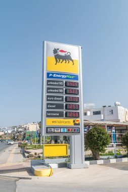 Paphos, Kıbrıs - 2 Nisan 2022: Eni 'de yakıt istasyonu fiyatları. Eni, merkezi Roma 'da bulunan çok uluslu bir İtalyan petrol ve gaz şirketi..
