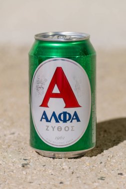 Paphos, Kıbrıs - 2 Nisan 2022: Bir kutu Alfa Helenik bira.