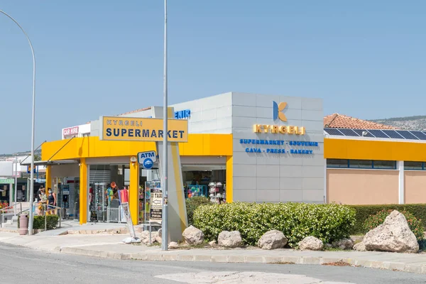 Peyia, Kıbrıs - 2 Nisan 2022: Peyia 'da Krygeli süpermarketi.