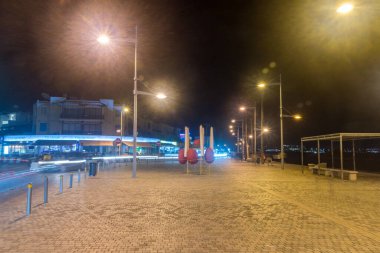 Paphos, Kıbrıs - 2 Nisan 2022: Poseidonos Bulvarı 'ndaki kaldırımın uzun pozlu fotoğrafı.