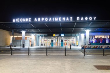 Paphos, Kıbrıs - 2 Nisan 2022: Paphos Uluslararası Havaalanına Gece Giriş.