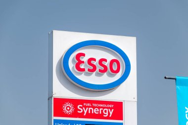 Paphos, Kıbrıs - 2 Nisan 2022: Paphos 'taki benzin istasyonunda Esso' nun logosu ve işareti. Esso ExxonMobil 'in ticari adıdır..