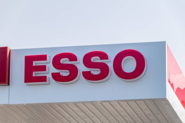 Paphos, Kıbrıs - 2 Nisan 2022: Paphos 'taki Esso benzin istasyonu. ESSO ExxonMobil 'e ait bir marka.