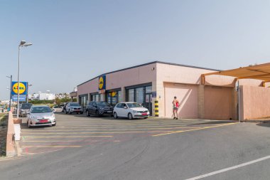 Paphos, Kıbrıs - 2 Nisan 2022: Lidl binasının dışı.