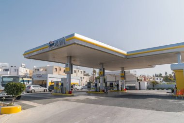 Paphos, Kıbrıs - 2 Nisan 2022: ENI Kıbrıs Rum Kesimi 'nde yakıt ve benzin istasyonu. Eni, merkezi Roma 'da bulunan çok uluslu bir İtalyan petrol ve gaz şirketi..