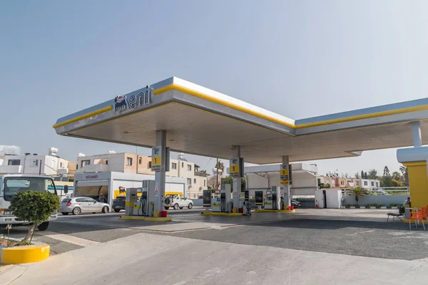 Paphos, Kıbrıs - 2 Nisan 2022: ENI Kıbrıs Rum Kesimi 'nde yakıt ve benzin istasyonu. Eni, merkezi Roma 'da bulunan çok uluslu bir İtalyan petrol ve gaz şirketi..