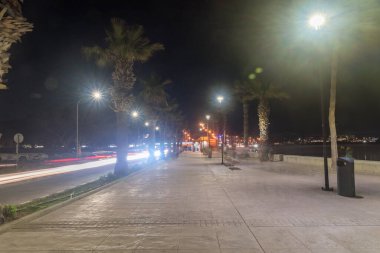 Paphos, Kıbrıs - 2 Nisan 2022: Paphos 'taki Poseidonos Caddesi' nde kaldırım.