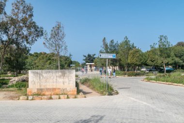 Paphos, Kıbrıs - 2 Nisan 2022: Kralların Mezarlarına Giriş. Bir Dünya Mirası Sitesi. Birçoğu M.Ö. 4. yüzyıla dayanan yeraltı mezarlı arkeoloji müzesi..