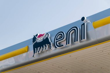 Paphos, Kıbrıs - 2 Nisan 2022: Eni 'nin yakıt istasyonu logosu. Eni, merkezi Roma 'da bulunan çok uluslu bir İtalyan petrol ve gaz şirketi..