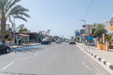 Peyia, Kıbrıs - 2 Nisan 2022: Peyia 'da Coral Bay Caddesi manzarası.