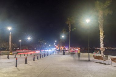 Paphos, Kıbrıs - 2 Nisan 2022: Paphos Akdeniz seti gece.