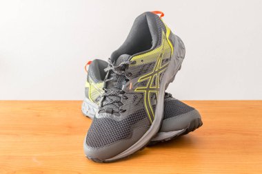 Pruszcz Gdanski, Polonya - 10 Nisan 2022: Asics Jel-Sonoma 5 ayakkabıları. ASICS Corporation, Japon spor malzemeleri üreticisi..