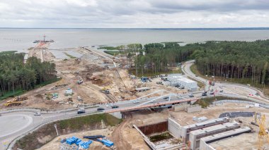 Skowronki, Polonya - 17 Ağustos 2021: Skowronki 'deki Vistula Spit kanalında hava görüntüsü.