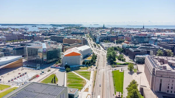 Helsinki, Finlandiya - 5 Ağustos 2021: Helsinki şehir merkezinde hava manzarası.
