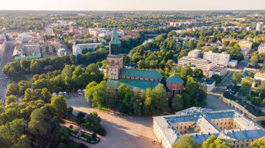 Finlandiya 'da yaz günü Turku Katedrali' nin havadan görünüşü.