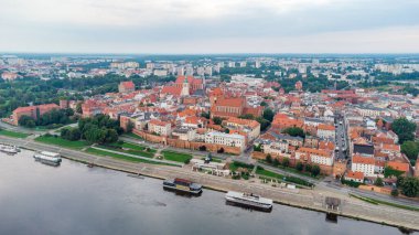 Polonya 'nın eski Torun kentinde hava manzarası.