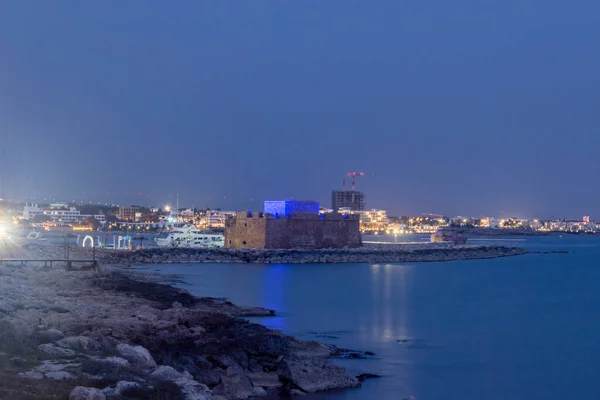 Vista Noturna Com Castelo Paphos Com Reflexão Sobre Água Crepúsculo — Fotografia de Stock