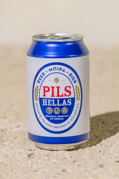 Paphos, Kıbrıs - 2 Nisan 2022: Yunanistan 'dan Konserve Hellas birası.