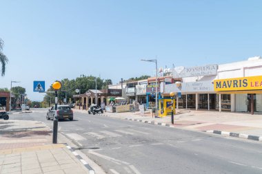 Peyia, Kıbrıs - 2 Nisan 2022: Kıbrıs 'taki tatil beldesinde sokak manzarası.