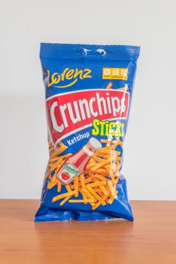 Pruszcz Gdanski, Polonya - 15 Nisan 2022: Lorenz Çıtır Ketçap aromalı cips.