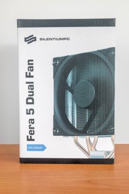 Pruszcz Gdanski, Polonya - 20 Nisan 2022: SilentiumPC Fera 5 Dual Fan ile Kutu.
