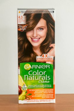 Pruszcz Gdanski, Polonya - 20 Nisan 2022: Garnier Doğal Goldern kahverengi saç boyası.