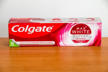 Pruszcz Gdanski, Polonya - 20 Nisan 2022: Colgate, Max White, Uzman Beyaz diş macunu.