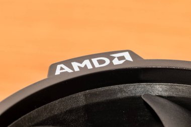 Pruszcz Gdanski, Polonya - 21 Nisan 2022: Gelişmiş Mikro Cihazlar Logosu, Inc. (AMD) hayranı. AMD, Santa Clara, Kaliforniya, ABD merkezli çok uluslu bir yarı iletken şirketidir..