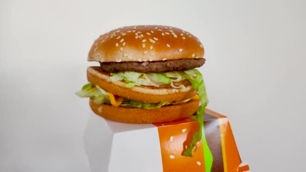 波兰普洛斯兹 格但斯基 Pruszcz Gdanski 2022年4月21日 麦当劳巨无霸汉堡包 巨无霸三明治放在集装箱的顶部 — 图库视频影像