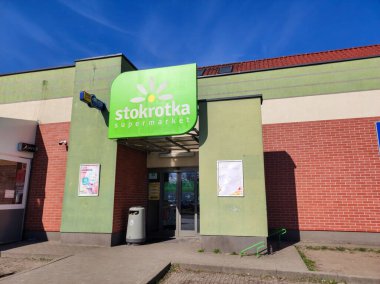 Pruszcz Gdanski, Polonya - 17 Nisan 2022: Stokrotka süpermarketine giriş.