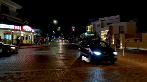 塞浦路斯帕福斯 2022年4月2日 帕福斯市中心夜间交通 — 图库视频影像