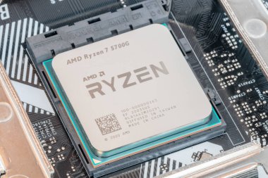 Pruszcz Gdanski, Polonya - 21 Nisan 2022: AMD Ryzen 75700G işlemci AM4 soketinde ana kartta.