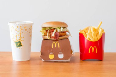 Pruszcz Gdanski, Polonya - 28 Nisan 2022: McDonald 's menüsü ve Ukrayna hamburgeri. Her hamburgerin satışından 3 Polonyalı zloti Ukrayna 'daki insani yardıma bağışlandı..