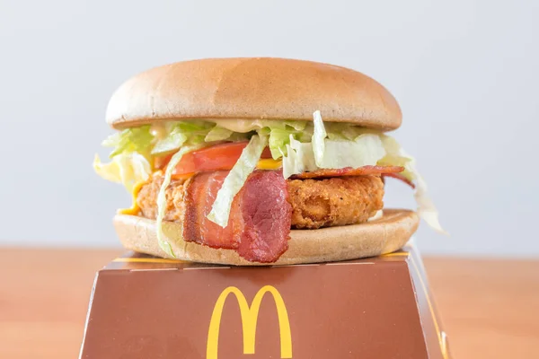 Pruszcz Gdanski Polen April 2022 Mcdonald Ukrainian Burger Pln Fra – stockfoto