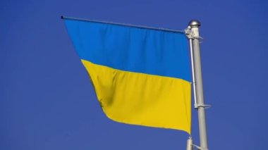 Ukrayna bayrağı rüzgarda dalgalanıyor. Mavi gökyüzünde mavi ve sarı bayrak. Ukrayna Ulusal Bayrağı.