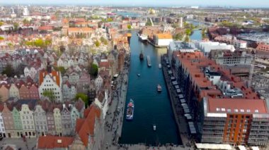 Gdansk, Polonya - 2 Mayıs 2022: Eski Gdansk kasabasındaki motlavın üzerinden uç.