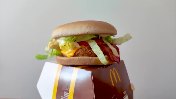 Pruszcz Gdanski Lengyelország 2022 Április Mcdonald Ukrainian Burger Pln Értékesítése — Stock videók