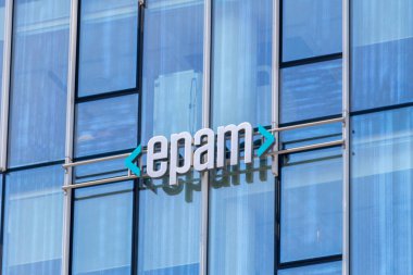 Gdansk, Polonya - 8 Mayıs 2022: Logo of EPAM Systems, Inc. hizmet geliştirme, dijital platform mühendisliği ve dijital ürün tasarımı alanında uzmanlaşmış bir Amerikan şirketidir..