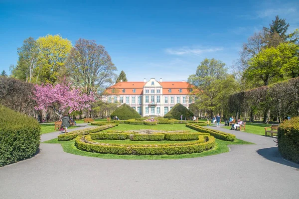 Gdansk, Polonya - 8 Mayıs 2022: Oliva Parkı 'ndaki Abbots Sarayı.