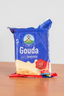 Pruszcz Gdanski, Polonya - 13 Mayıs 2022: Lowicz gouda peyniri.