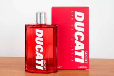 Pruszcz Gdanski, Polonya - 13 Mayıs 2022: Ducati Sport Eau de Toilette ve Ducati Spor parfümü kutusu.