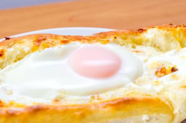 Gürcistan Khachapuri 'ye yakın çekim. Khachapuri geleneksel bir Gürcü yemeğidir..