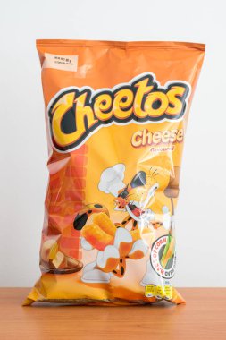 Pruszcz Gdanski, Polonya - 16 Mayıs 2022: Cheetos peyniri aromalı atıştırmalıklar.