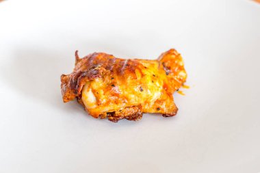 Beyaz tabakta Meksika soslu ızgara tavuk kanadı..