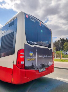 Gdansk, Polonya - 2 Mayıs 2022: Gdansk belediyesi otobüsünde Ukrayna 'ya AID hakkında bilgi.